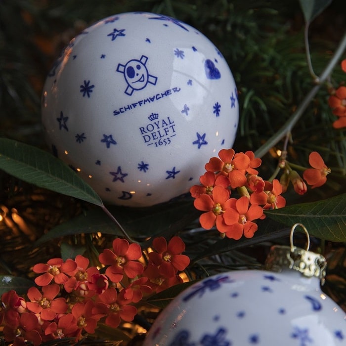 Royal_Delft_Henk_Schiffmacher_Weihnachtskugel_Kachel_Royal_Blue_Tattoo_Porcelain