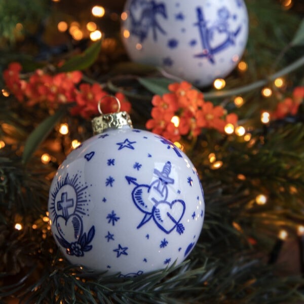 Royal_Delft_Henk_Schiffmacher_Weihnachtskugel_Kachel_Royal_Blue_Tattoo_Porcelain